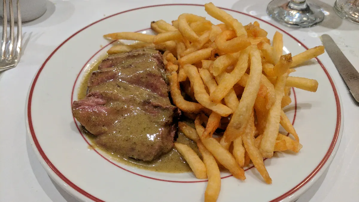 Steak frites, o bife com fritas e molho que é sucesso entre os franceses. Aprenda a fazer!