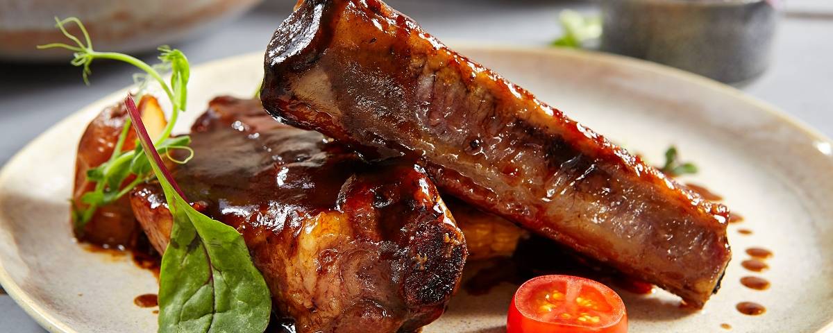 Lascas de Costela com Banana-da-terra e Salada de Rúcula