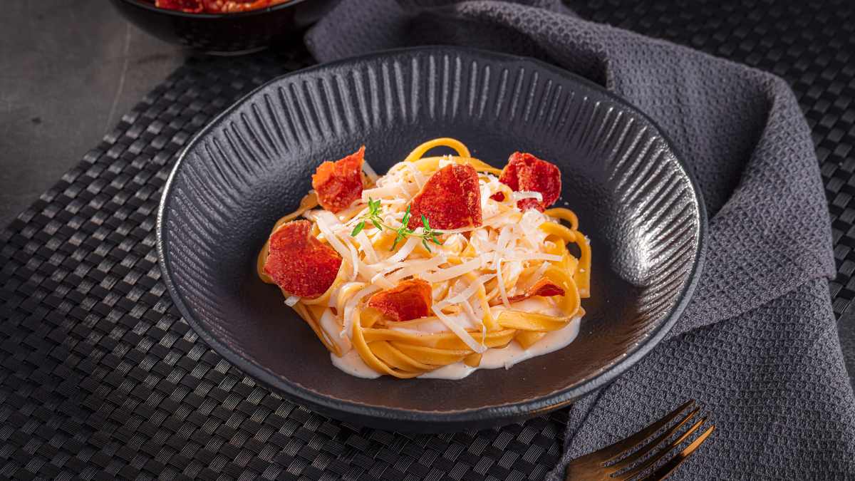 Tagliatelle ao Molho Alfredo com Crispy de Parma