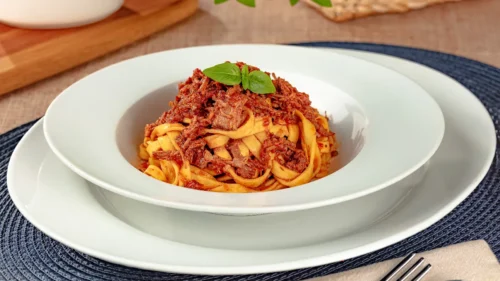 Talharim com ragu de carne ao vinho