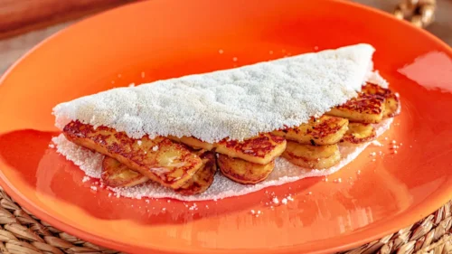 Tapioca recheada com queijo coalho, banana e mel