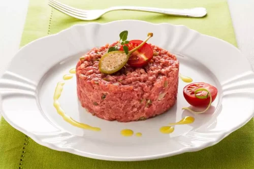 Carne crua faz mal? Descubra tudo!