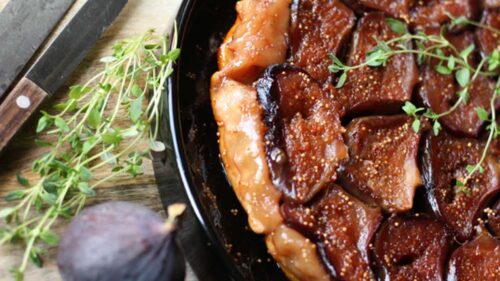 Presunto Parma em Tarte Tatin de Figo com Queijo Pecorino, Rúcula e Redução de Balsâmico