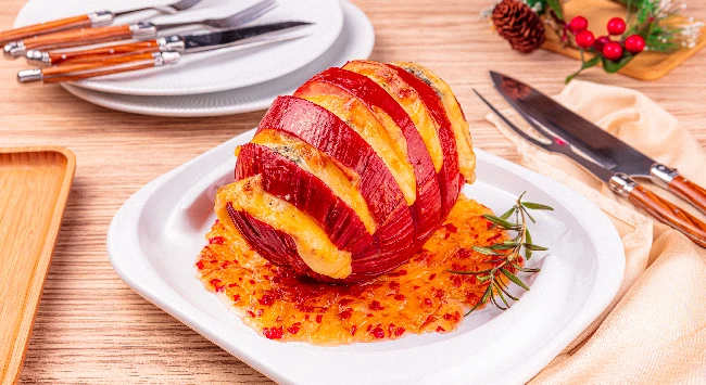 Tender bolinha com cortes horizontais, recheados com queijo, servido em um prato branco com geleia de pimenta.