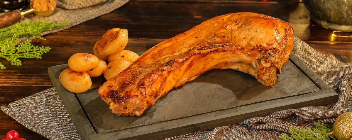 Tomahawk Suíno com Batatas e Salada de Rúcula
