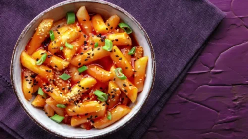 Receita de topokki: conheça o prato que é sucesso nos doramas e fácil de fazer