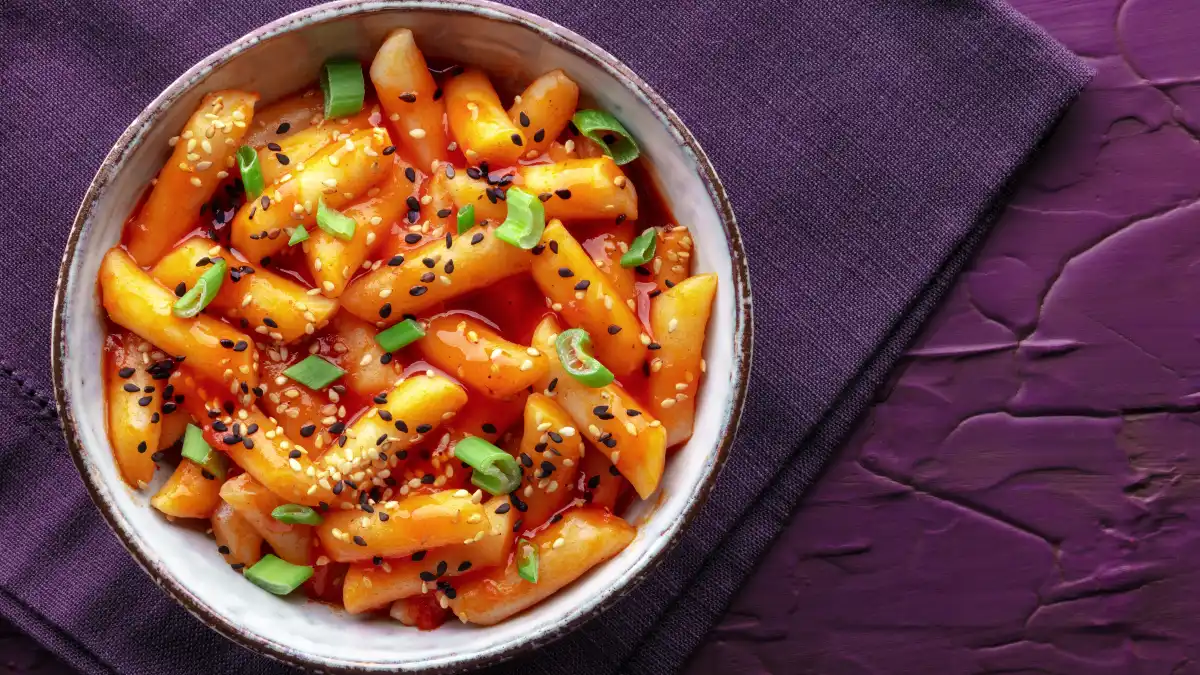 Receita de topokki: conheça o prato que é sucesso nos doramas e fácil de fazer