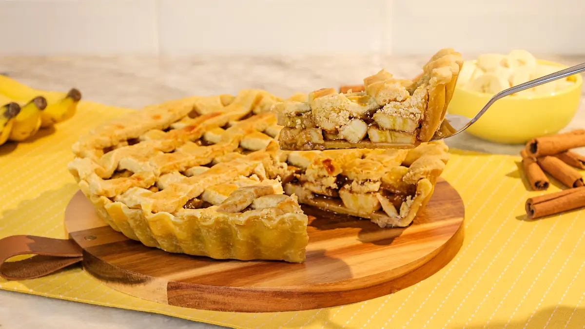 Torta de banana inteira em uma tábua de madeira