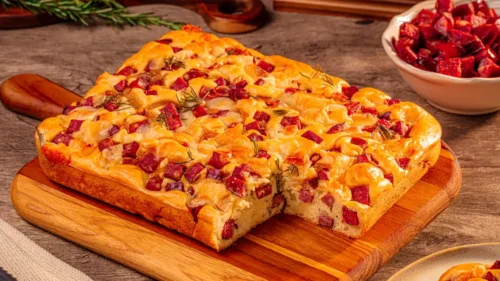 Torta de Calabresa com Cebola e Queijo