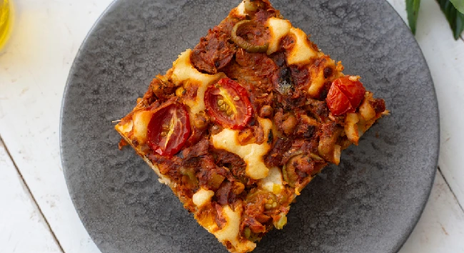 torta de sardinha servida em um prato redondo