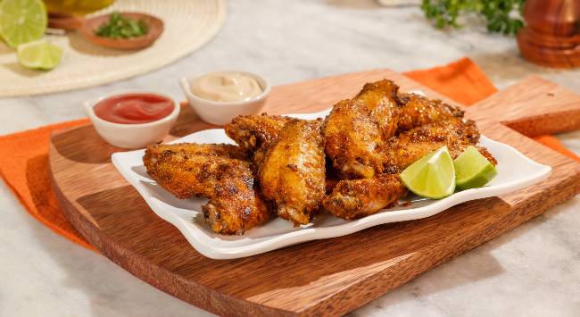 Tulipas de frango servidas em tábua branca