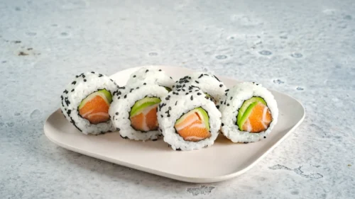 O que é uramaki salmão?