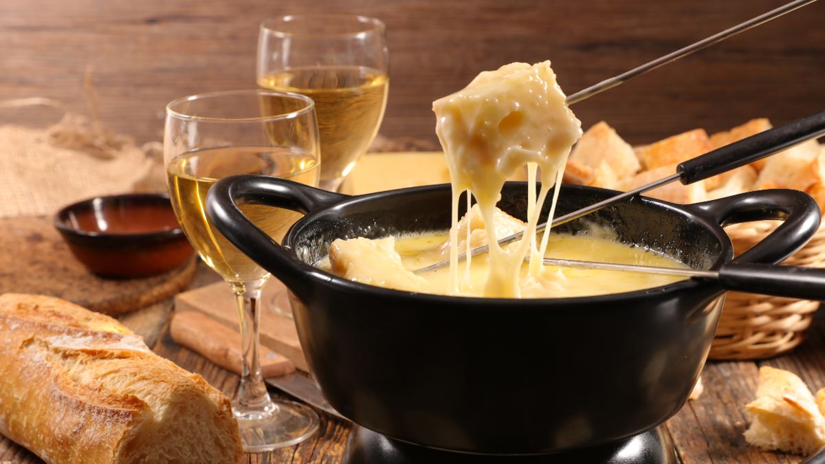 Qual a função do vinho no fondue de queijo?