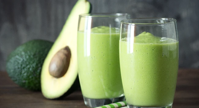 Vitamina de abacate servida em copos transparentes.