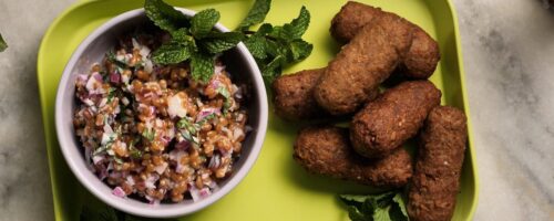 Kibe Vegano com Salada Árabe