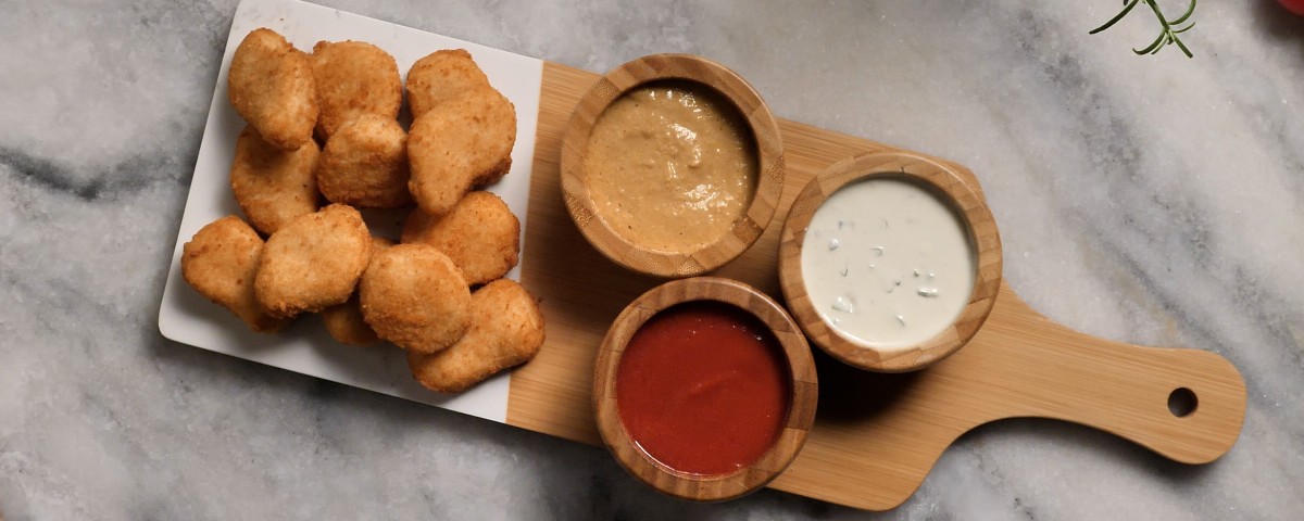 Empanado de Frango Crispy com Três Molhos