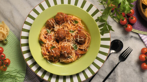 Macarrão com Almôndega Vegetal e Cogumelo